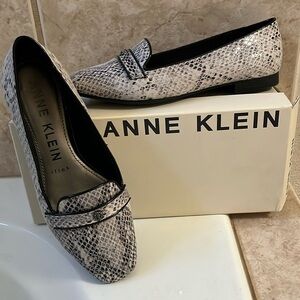 Anne Klein snakeskin flats. Size 7